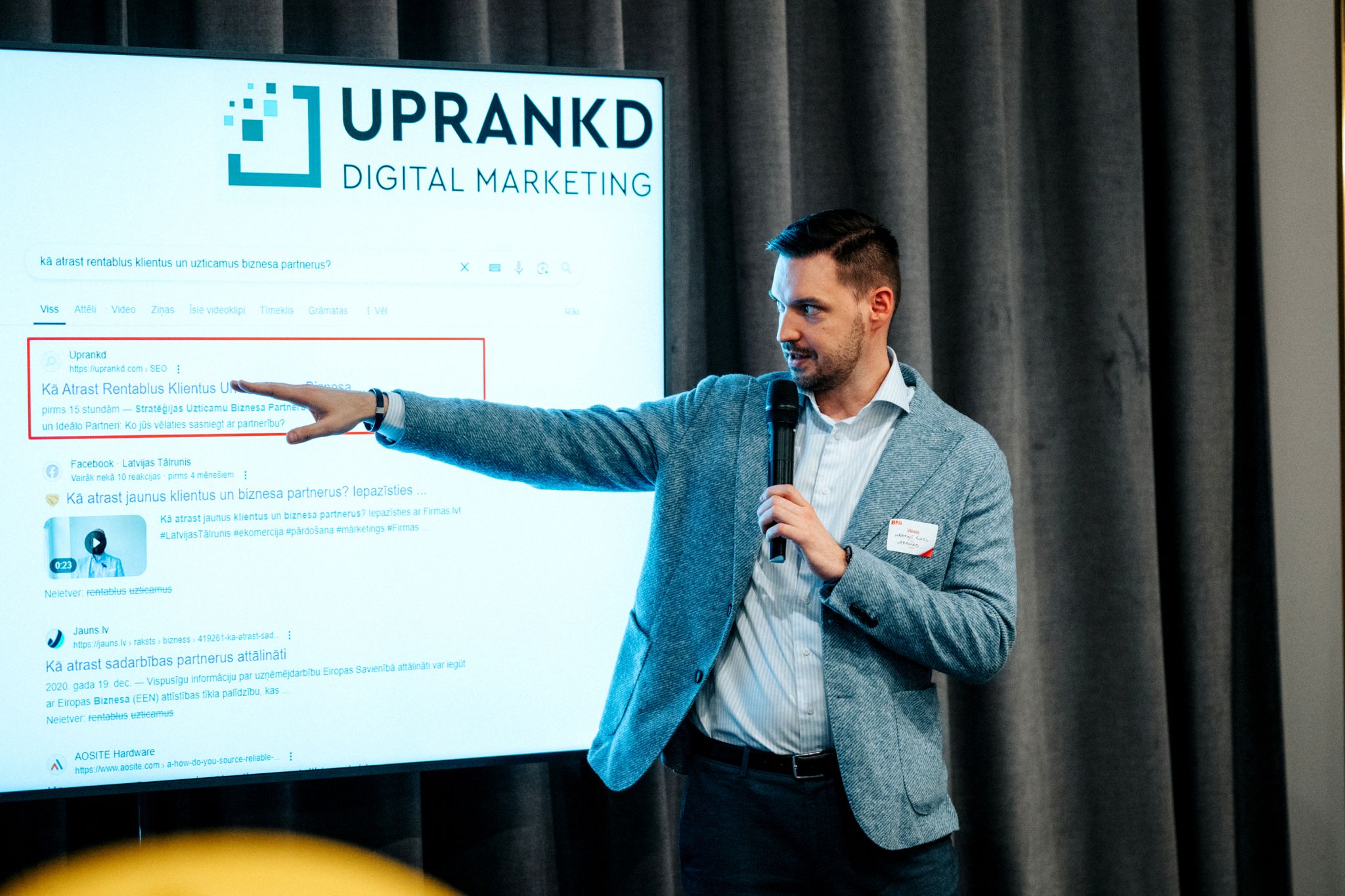 Martins Sulcs presenting the cold-email method on stage